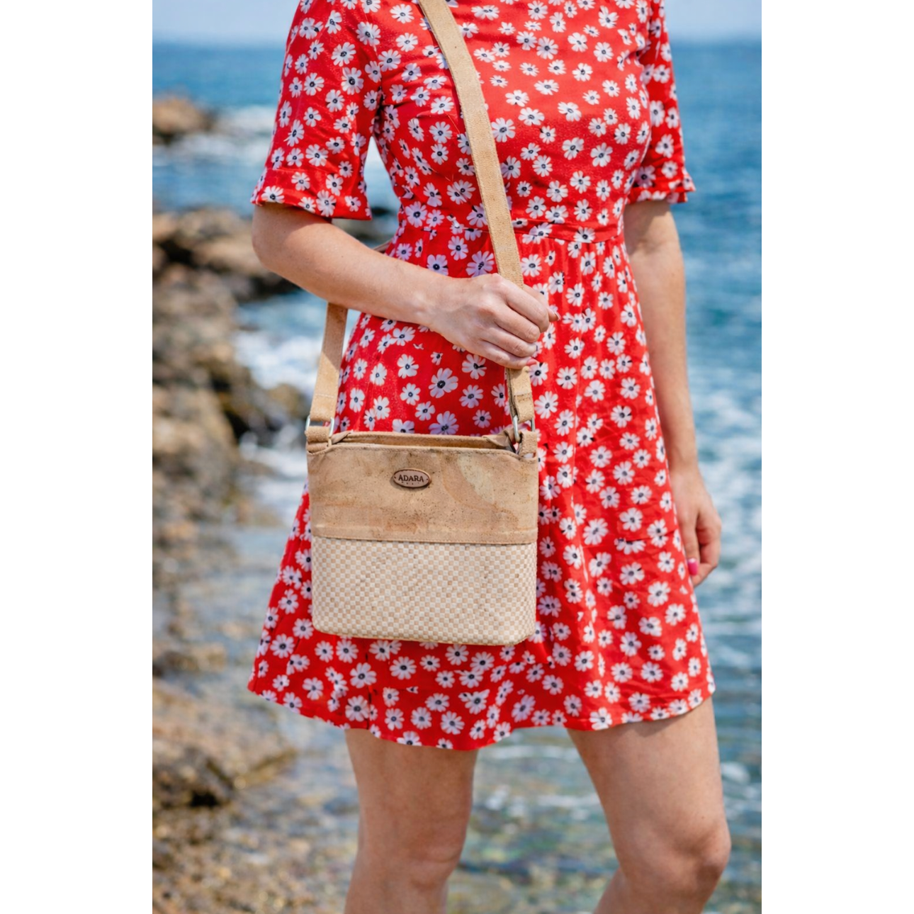 Cork shoulder bag with flat base and adjustable strap - white fleck.