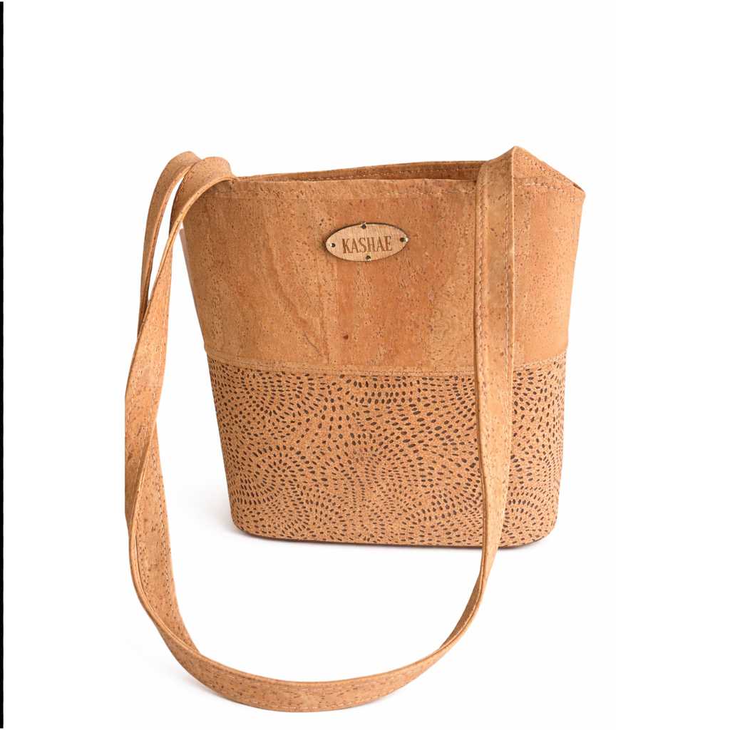 Cork shoulder bag with a flat base and adjustable straps